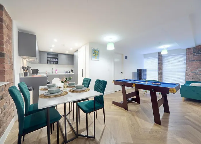 Luxury Nostalgic City Centre Stay With Pool Table, Netflix, Sofa Bed, Sleeps 6, Nostalgia Stays