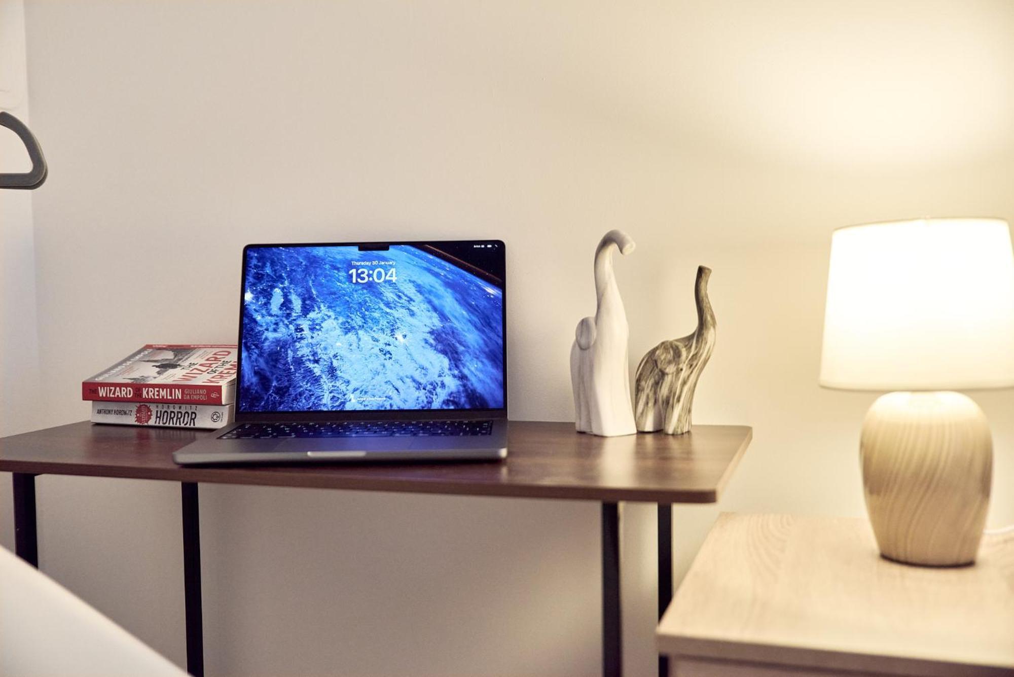 Luxury Nostalgic Centre With Pool Table, Netflix, Sofa Bed, Sleeps 6, Nostalgia Apartment Birmingham