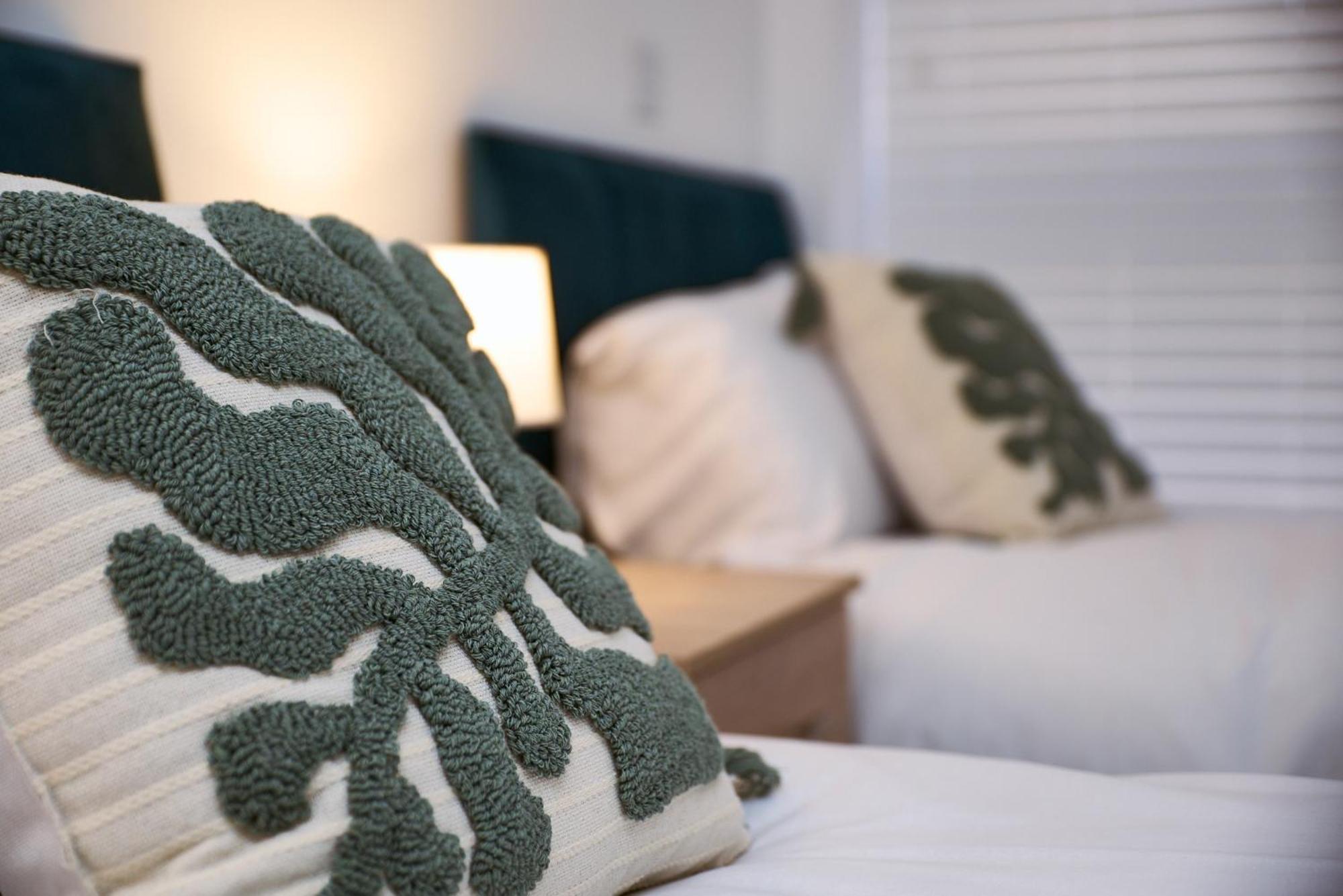 Apartment Luxury Nostalgic Centre With Pool Table, Netflix, Sofa Bed, Sleeps 6, Nostalgia