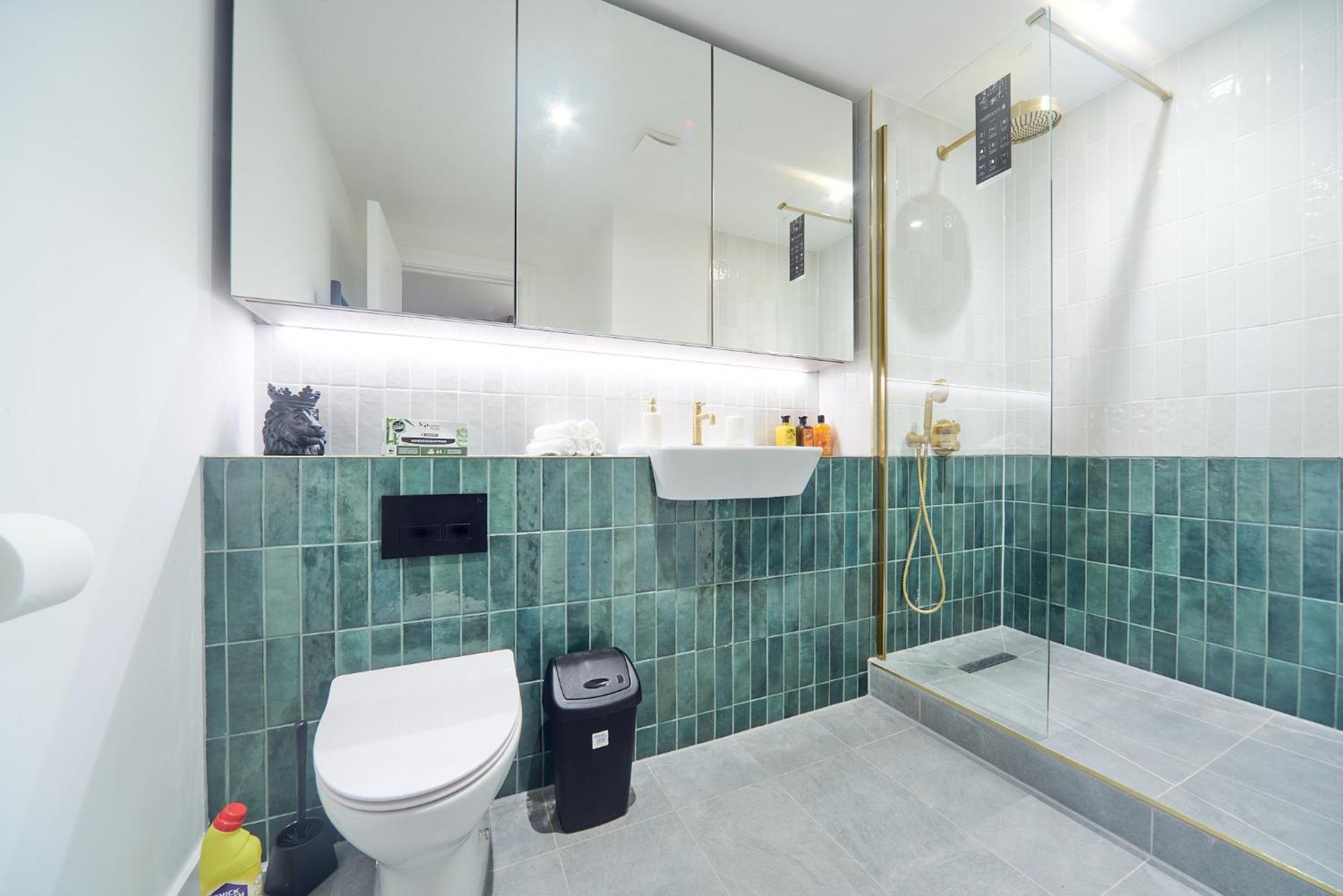 Apartment Luxury Nostalgic Centre With Pool Table, Netflix, Sofa Bed, Sleeps 6, Nostalgia *