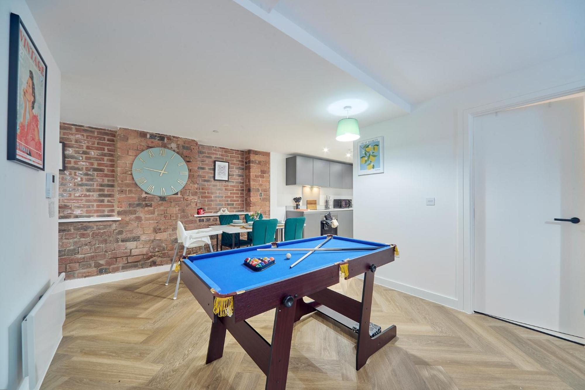 Luxury Nostalgic Centre With Pool Table, Netflix, Sofa Bed, Sleeps 6, Nostalgia Birmingham
