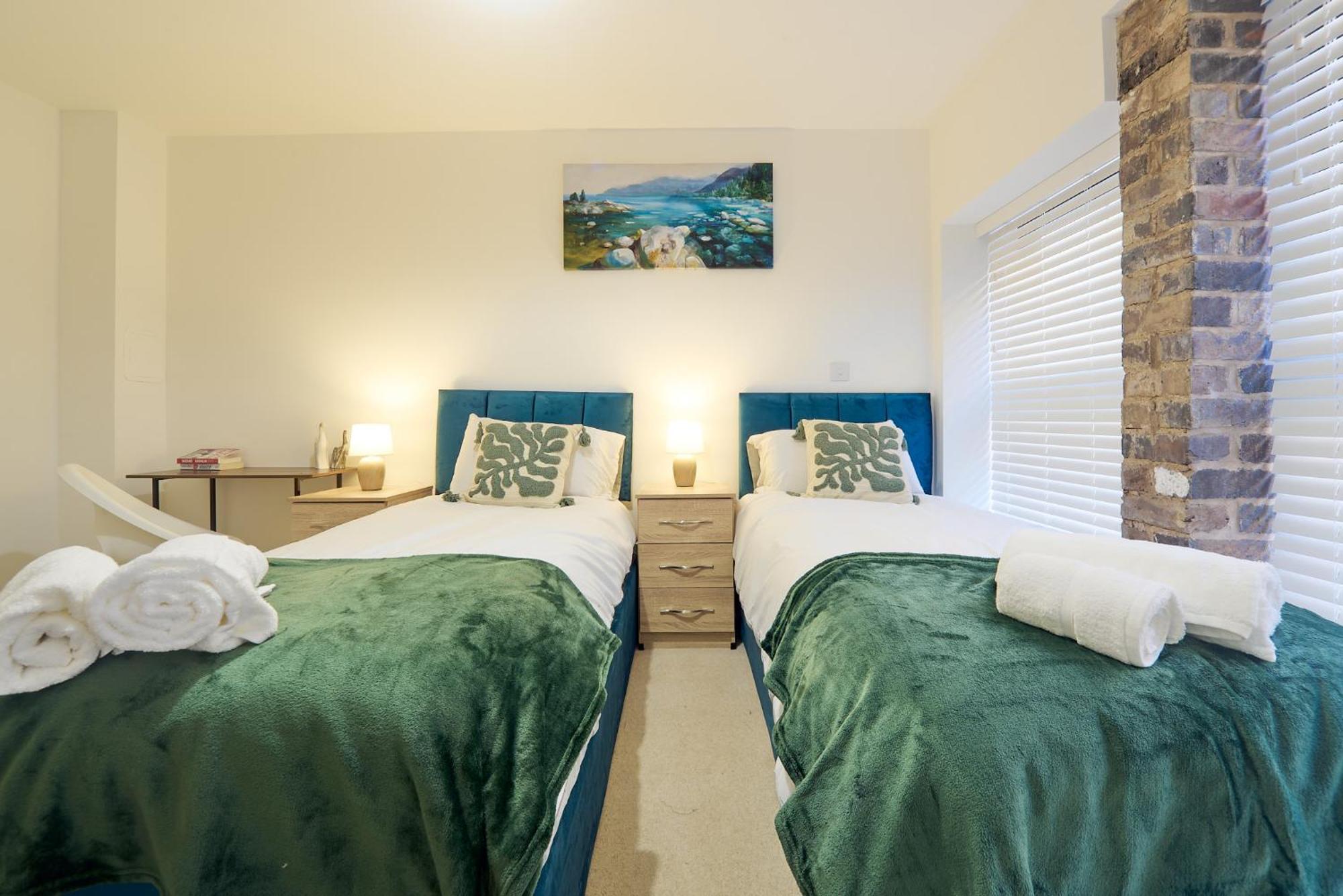 Apartment Luxury Nostalgic Centre With Pool Table, Netflix, Sofa Bed, Sleeps 6, Nostalgia *