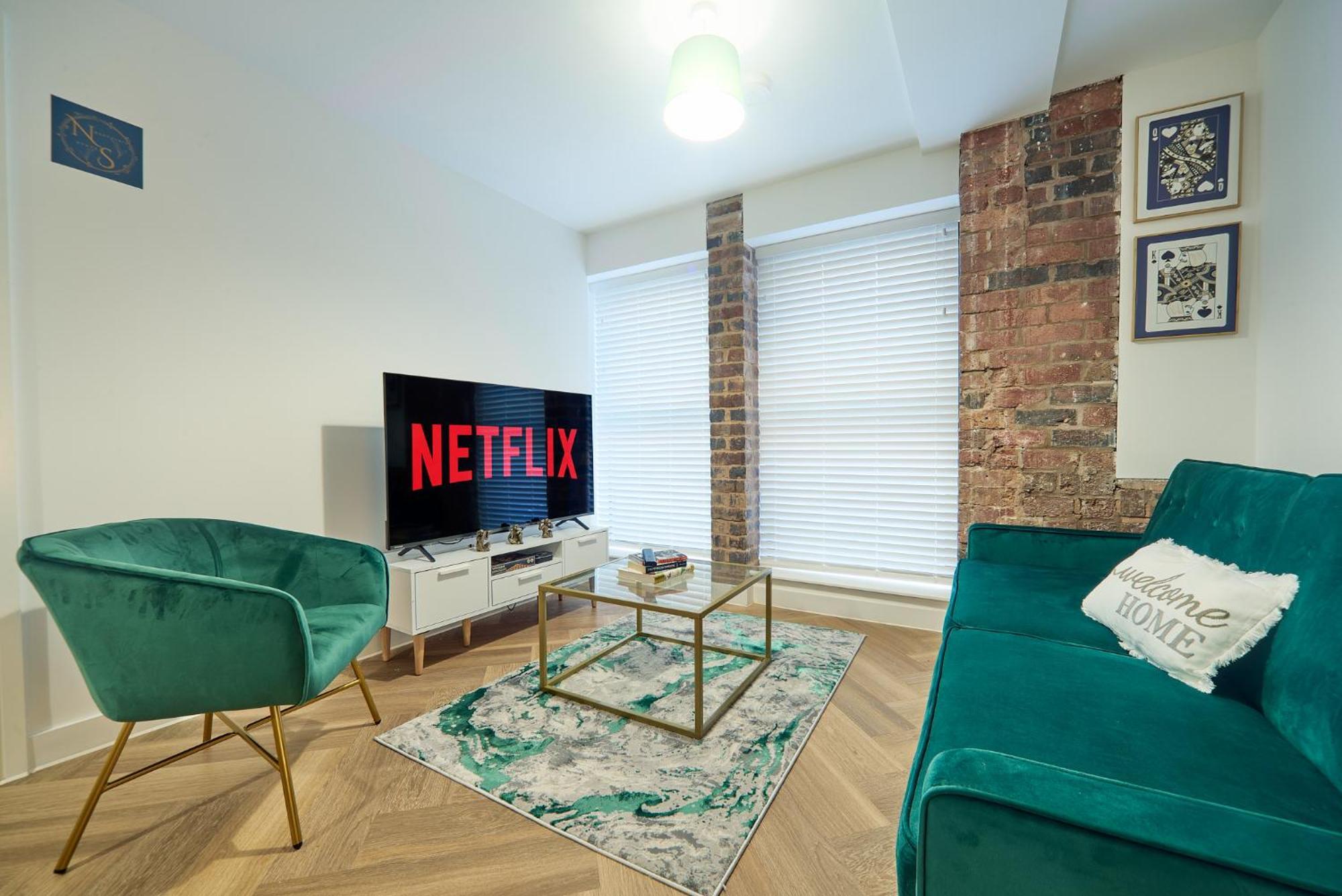 Apartment Luxury Nostalgic Centre With Pool Table, Netflix, Sofa Bed, Sleeps 6, Nostalgia Birmingham