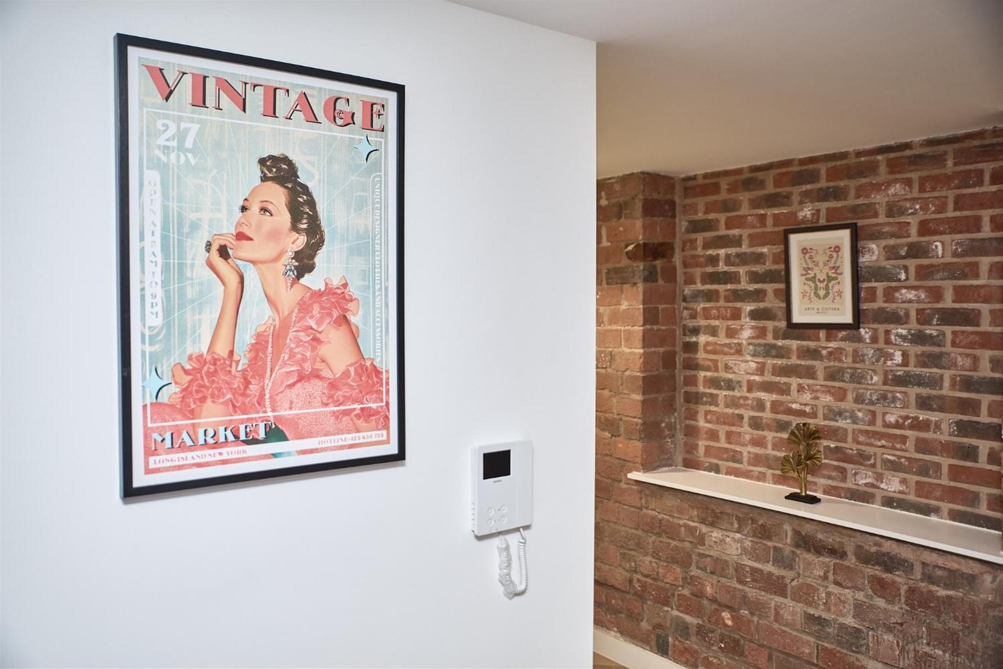 Luxury Nostalgic Centre With Pool Table, Netflix, Sofa Bed, Sleeps 6, Nostalgia Birmingham