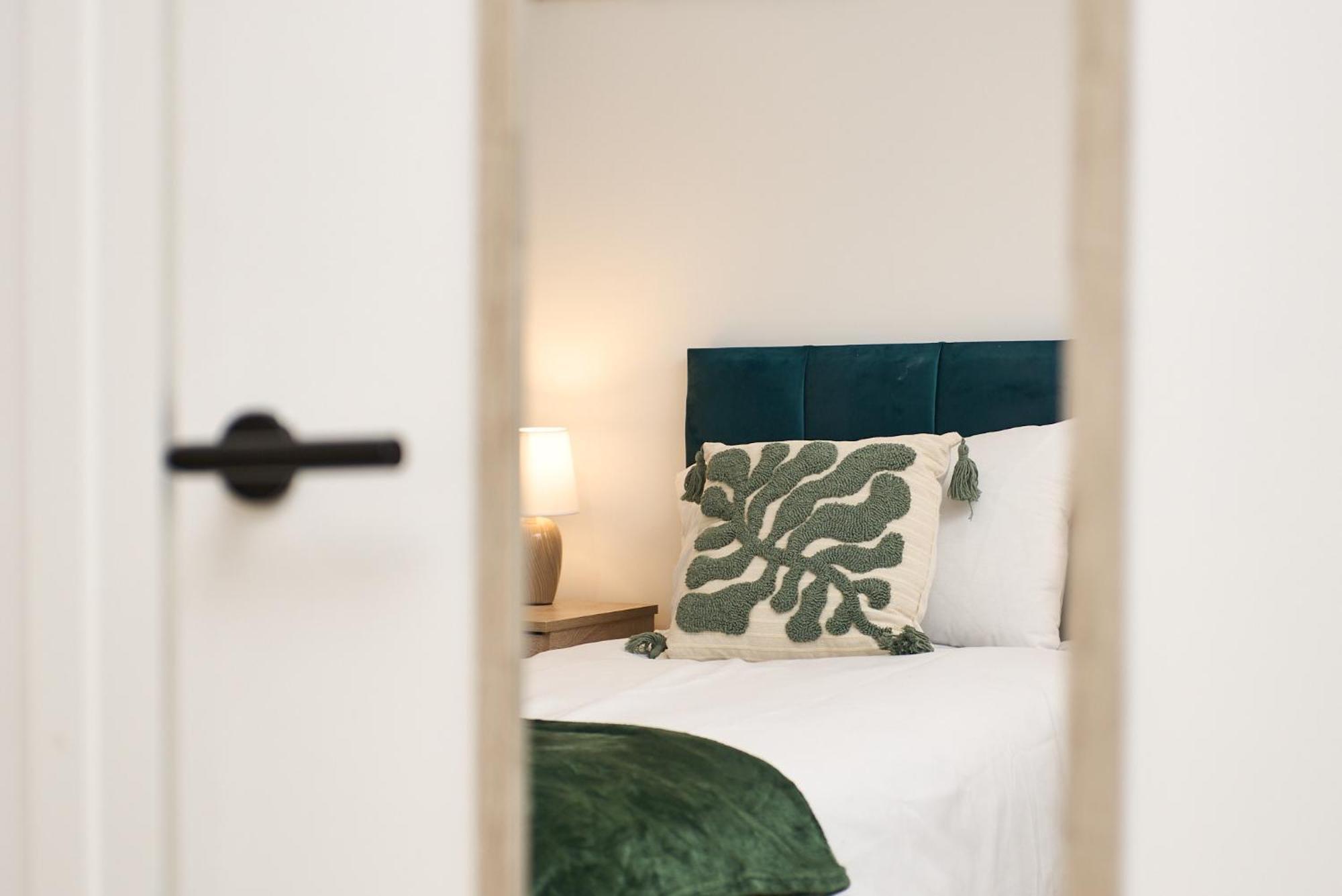 Luxury Nostalgic Centre With Pool Table, Netflix, Sofa Bed, Sleeps 6, Nostalgia Apartment