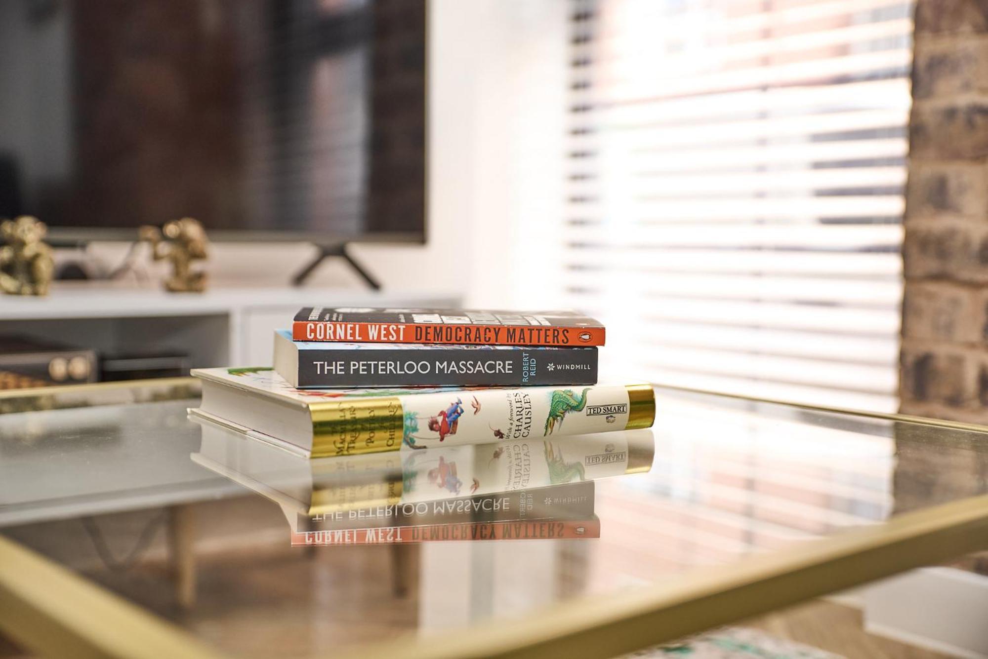 Luxury Nostalgic Centre With Pool Table, Netflix, Sofa Bed, Sleeps 6, Nostalgia Apartment *